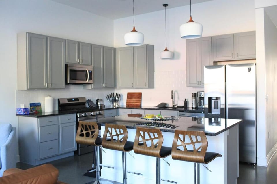 The Lawrencian Loft -2BD king & Queen beds, 2 BA Apartment in Lawrence