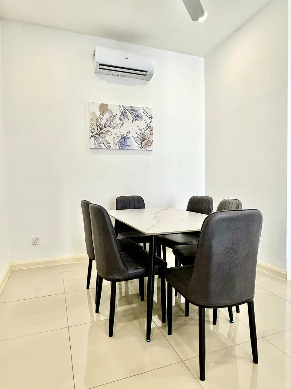 Seating area, Dining area, air conditioner