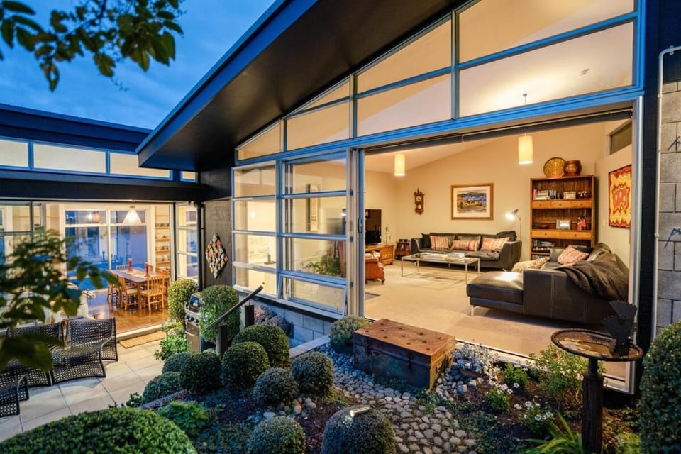 Roseneath Escape - Panoramic Harbour Views Villa in Wellington