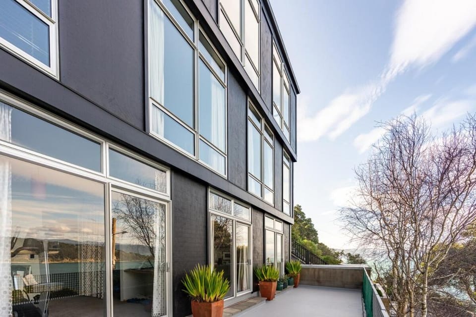 Roseneath Escape - Panoramic Harbour Views Villa in Wellington