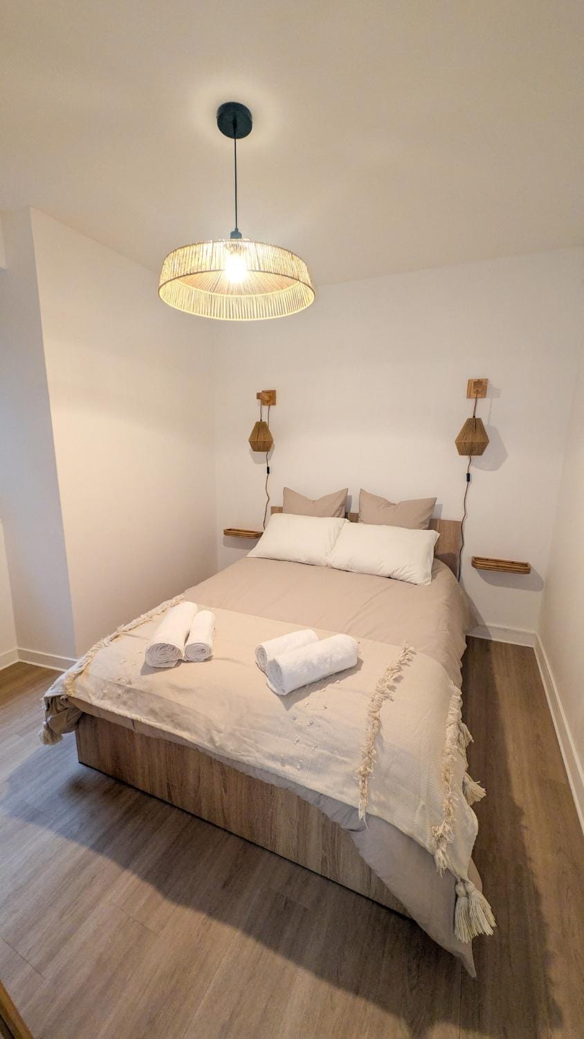 Bed, Photo of the whole room, Bedroom, towels