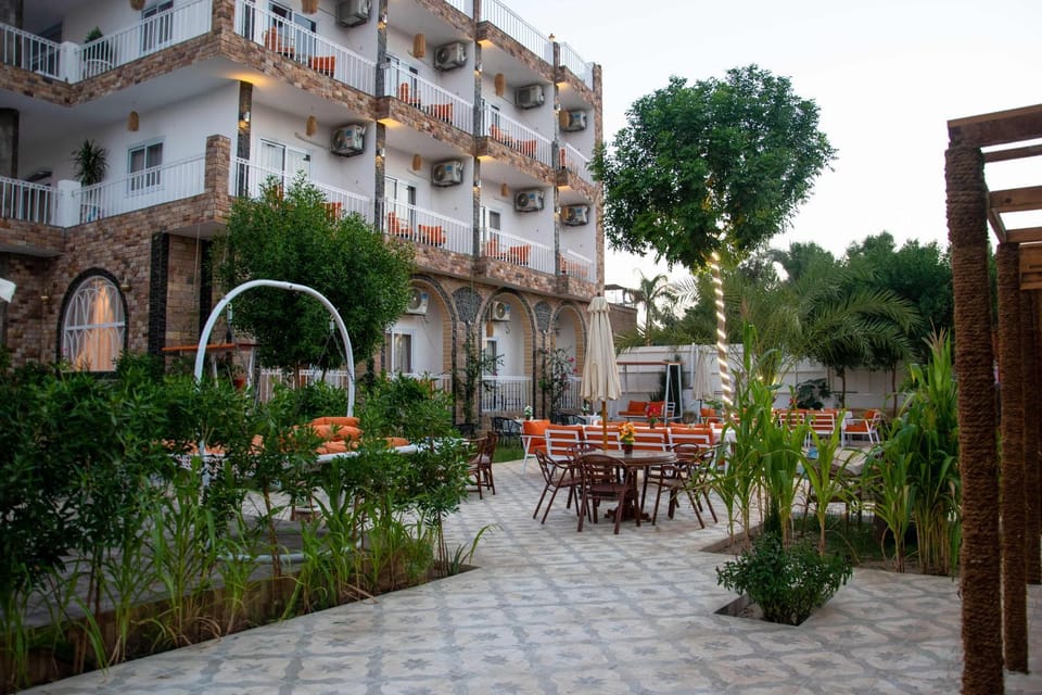 Property building, Patio, Restaurant/places to eat, Spring, Day, Garden, Garden view