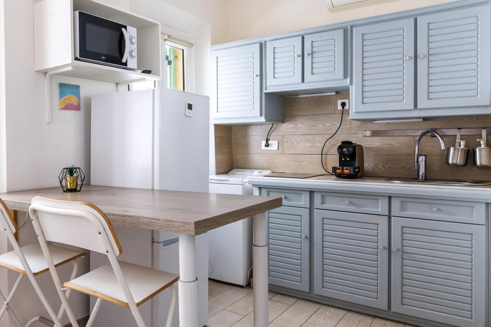 Coffee/tea facilities, Dining area, washing machine, kitchen