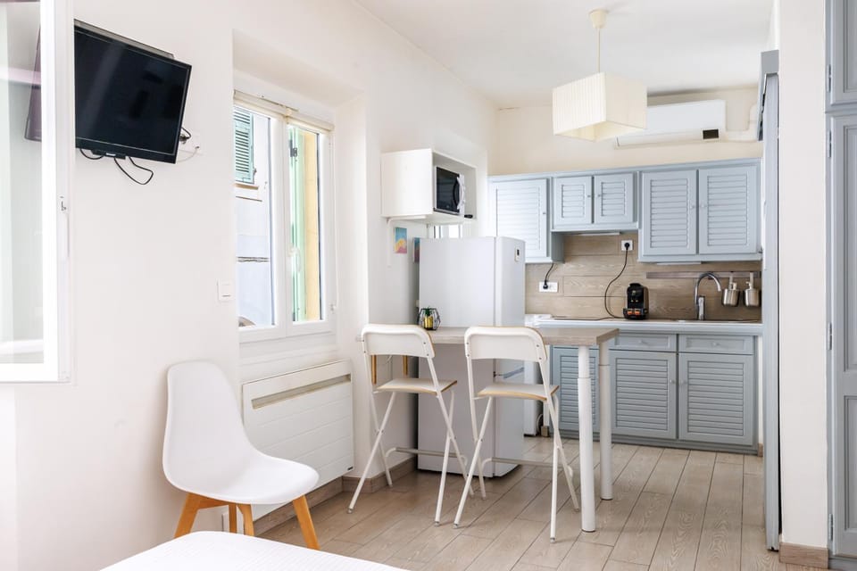 TV and multimedia, Kitchen or kitchenette, Dining area, air conditioner