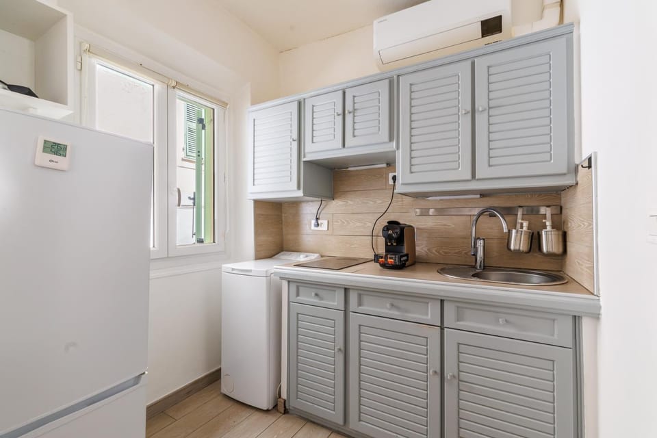 Coffee/tea facilities, washing machine, kitchen, air conditioner
