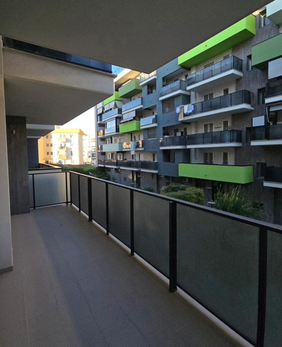 Property building, Day, Balcony/Terrace