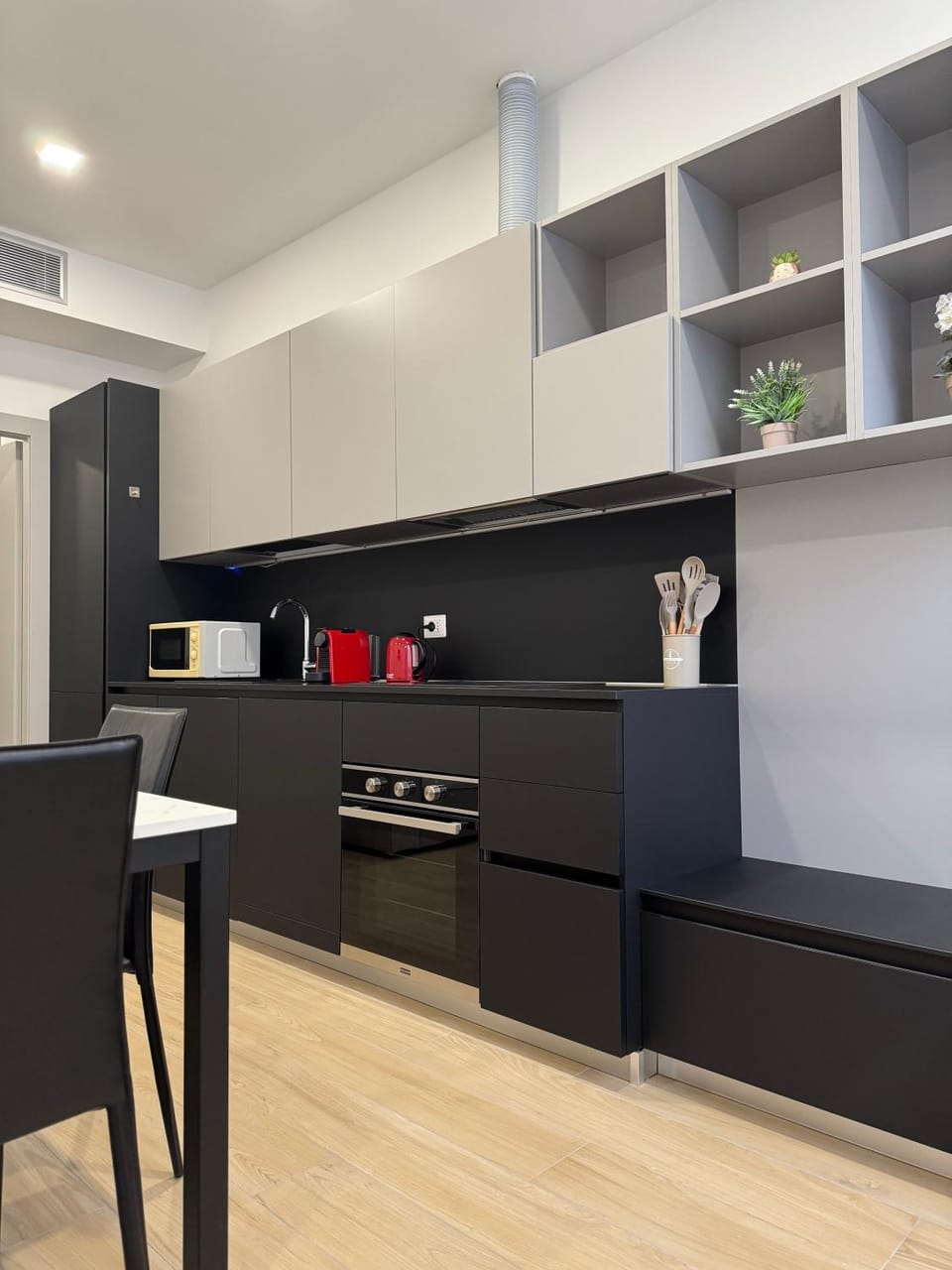 Coffee/tea facilities, Kitchen or kitchenette, minibar, oven, stove, toaster