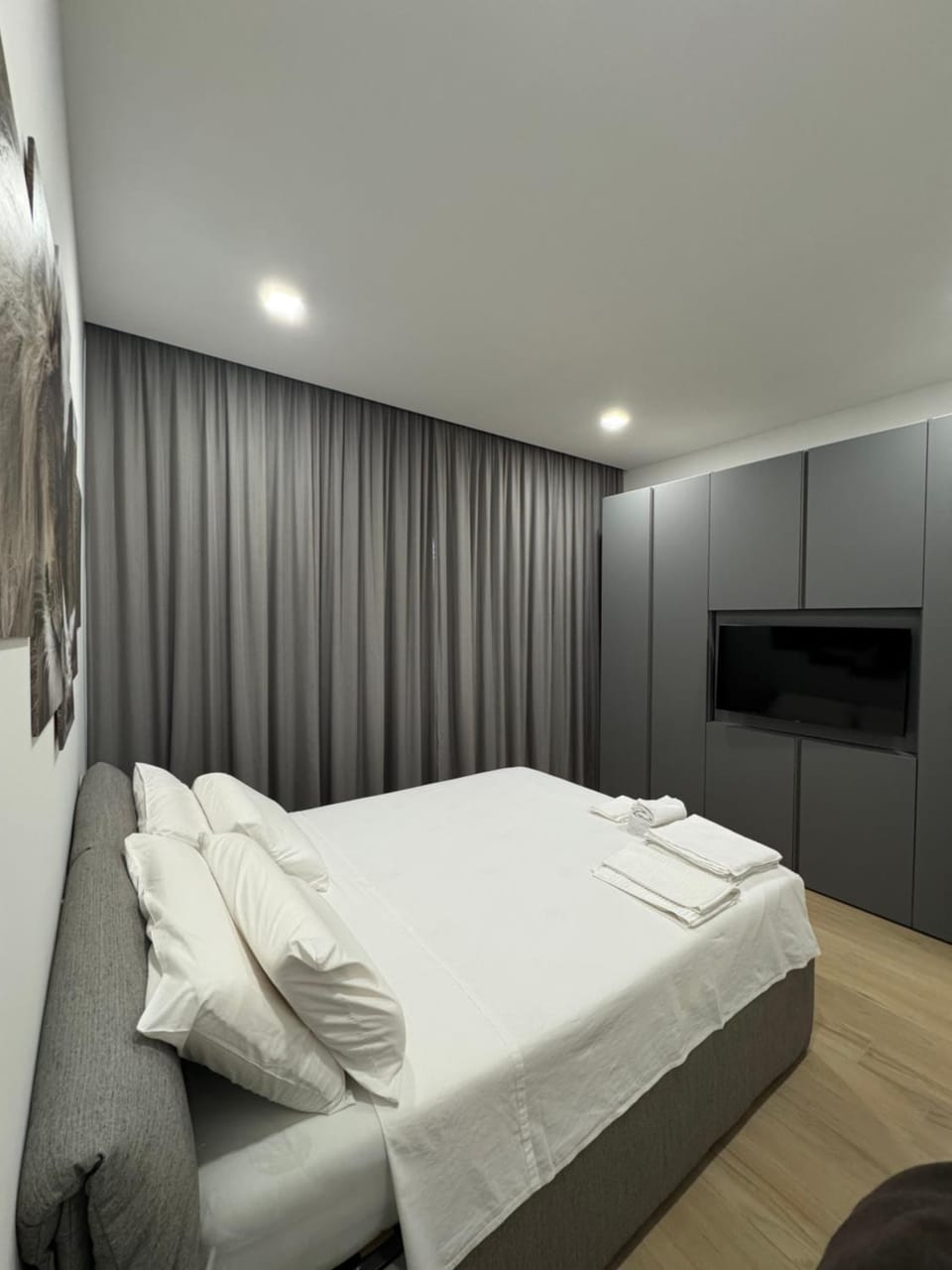 Bed, TV and multimedia, Photo of the whole room, Bedroom