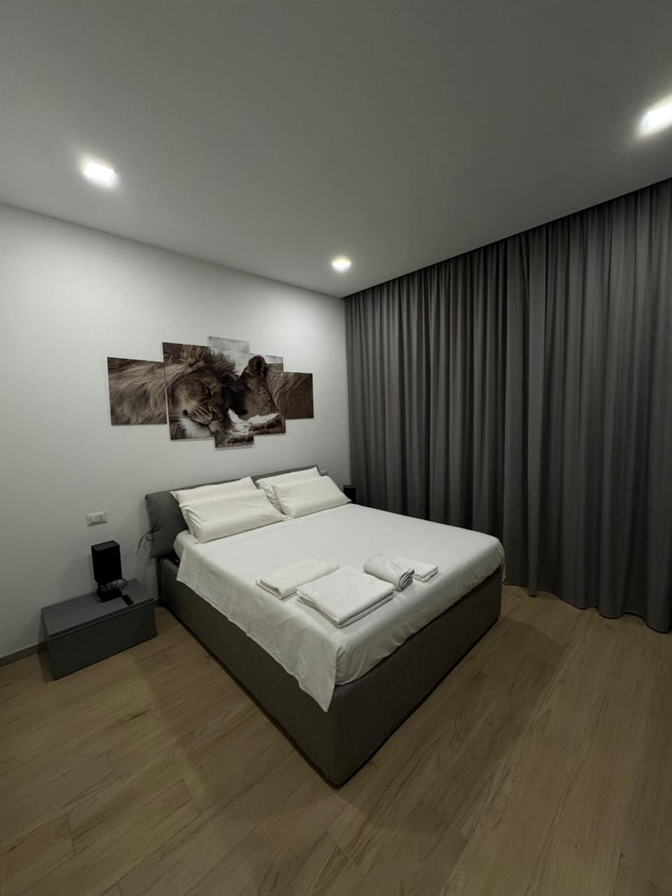 Bed, Photo of the whole room, Bedroom, towels