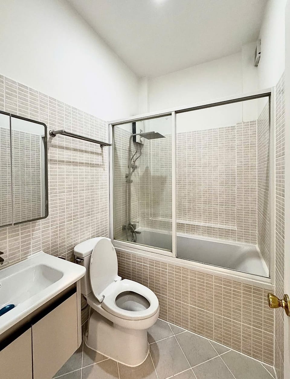 Rù Rì Homestay - Walk 5 minutes to the Airport Bed and Breakfast in Ho Chi Minh City
