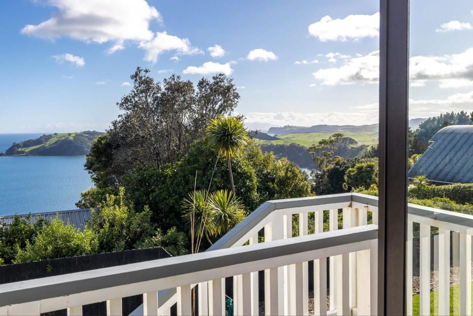 Sunrise Loft - Sea Views & Serenity Above It All House in Auckland Region