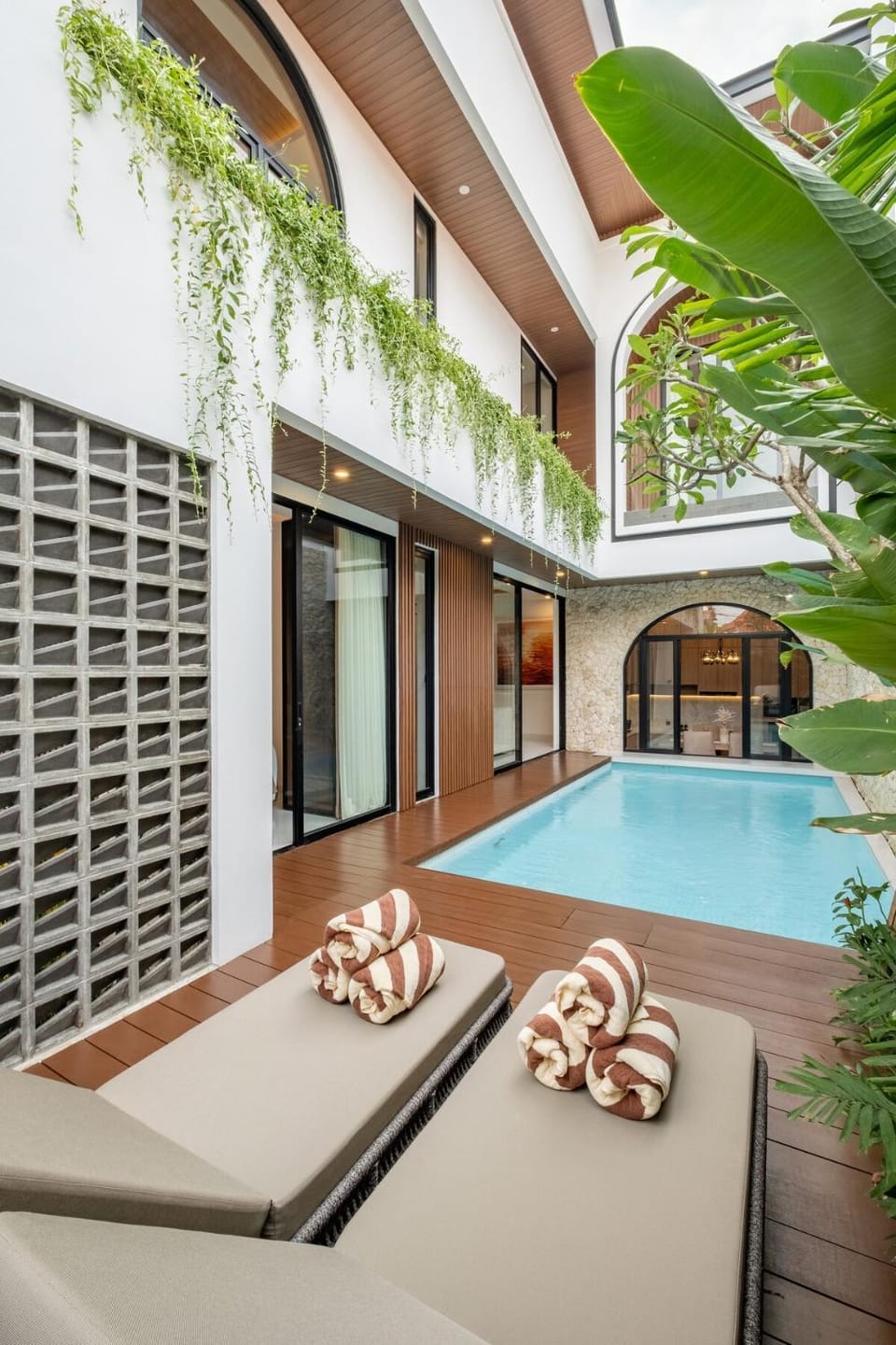 Patio, Swimming pool, sunbed