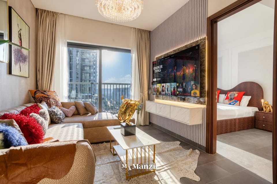 Bed, TV and multimedia, Living room, Photo of the whole room, Seating area, Bedroom