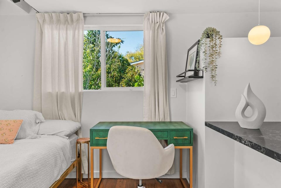 Quiet Upper-Level LA Studio Full Kitchen Prime LA Apartment in Beverly Hills