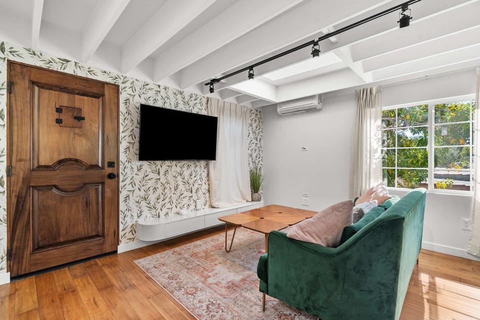 Quiet Upper-Level LA Studio Full Kitchen Prime LA Apartment in Beverly Hills