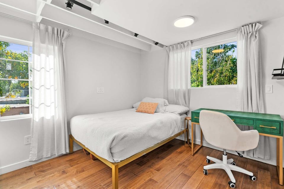 Quiet Upper-Level LA Studio Full Kitchen Prime LA Apartment in Beverly Hills