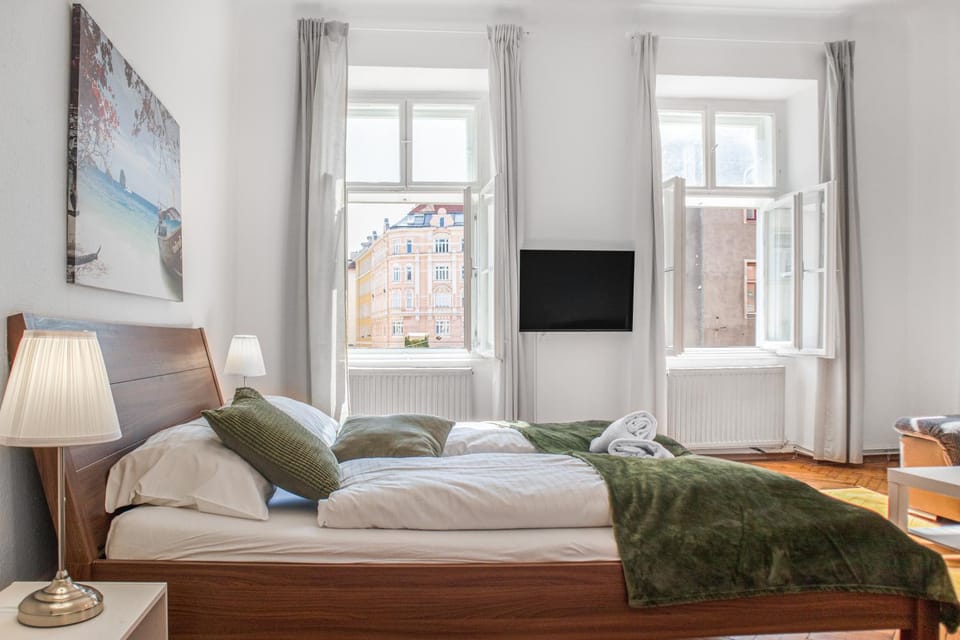 Bed, Seating area, Bedroom