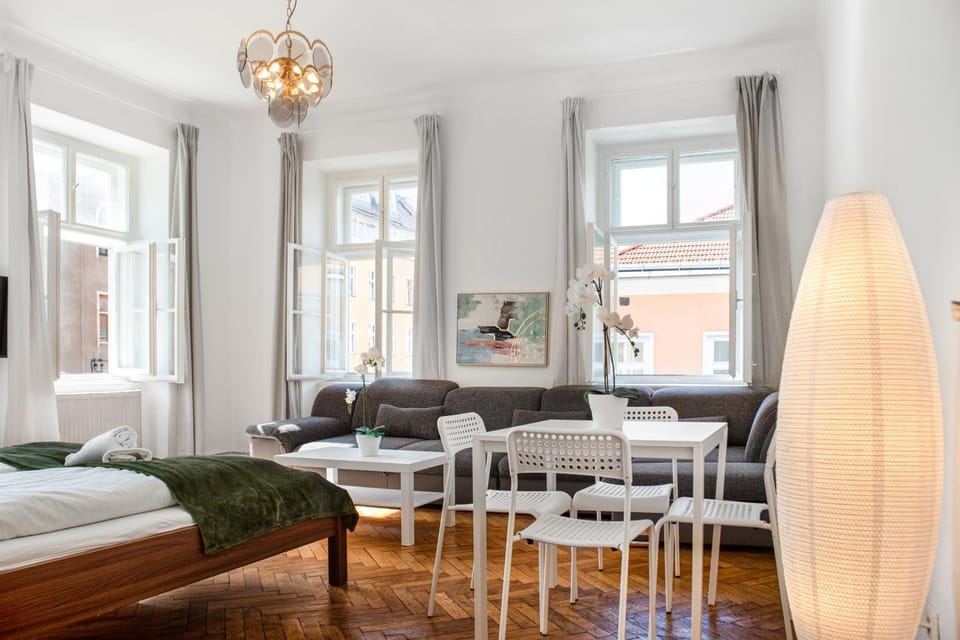 Property building, Bed, Seating area, Dining area, Bedroom