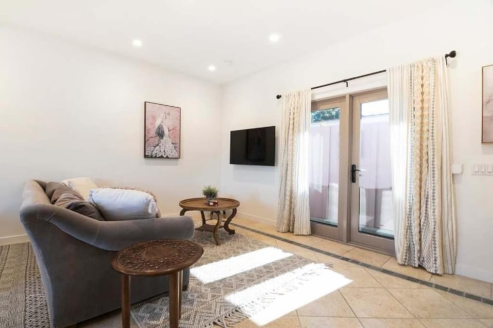 Remodeled LA Studio with Full Kitchen & Laundry Apartment in Beverly Hills