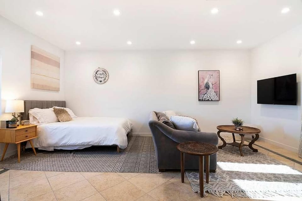 Remodeled LA Studio with Full Kitchen & Laundry Apartment in Beverly Hills