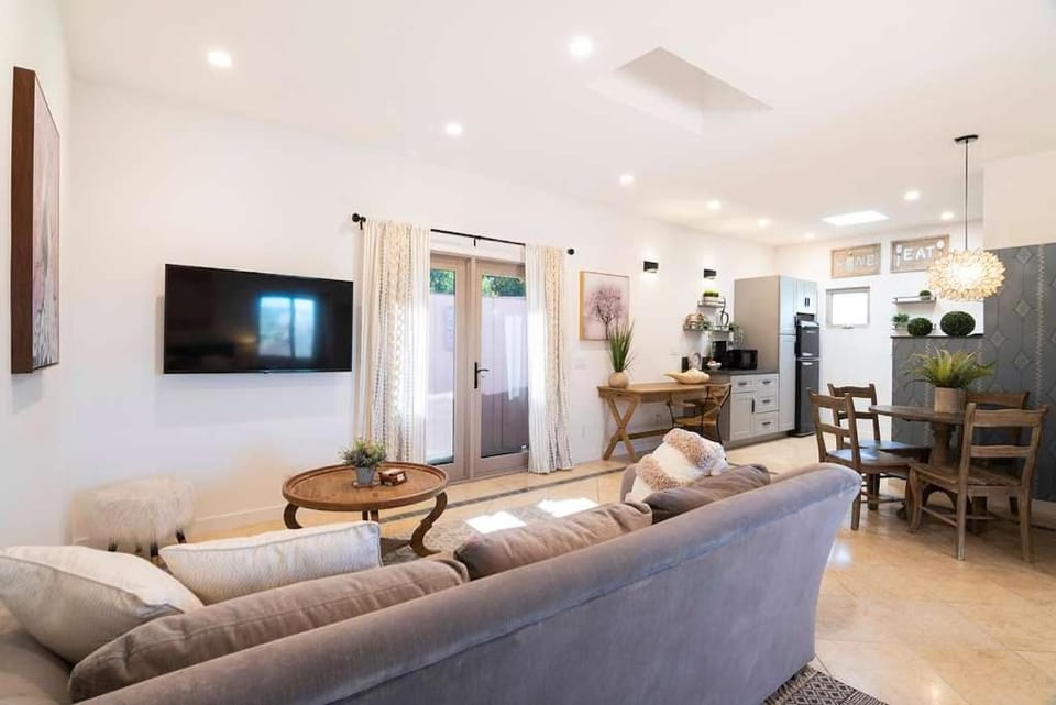 Remodeled LA Studio with Full Kitchen & Laundry Apartment in Beverly Hills
