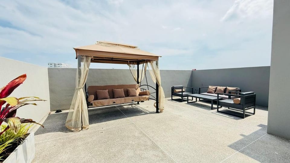 View (from property/room), Balcony/Terrace, Seating area