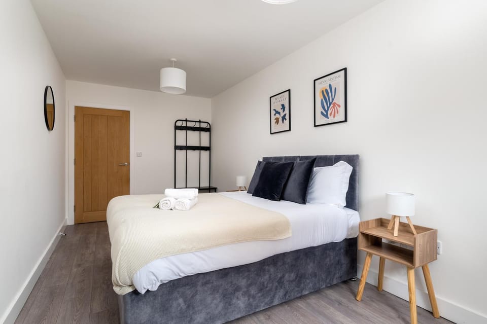 Central Town Location, 1BR Apartment With Sofa Bed & Modern Amenities, Walk to Train Station, Shops & Cafes, Ideal for Business or Leisure Apartment in Northampton