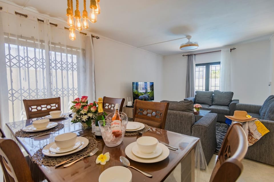 Communal lounge/ TV room, TV and multimedia, Living room, Seating area, Dining area, Evening entertainment