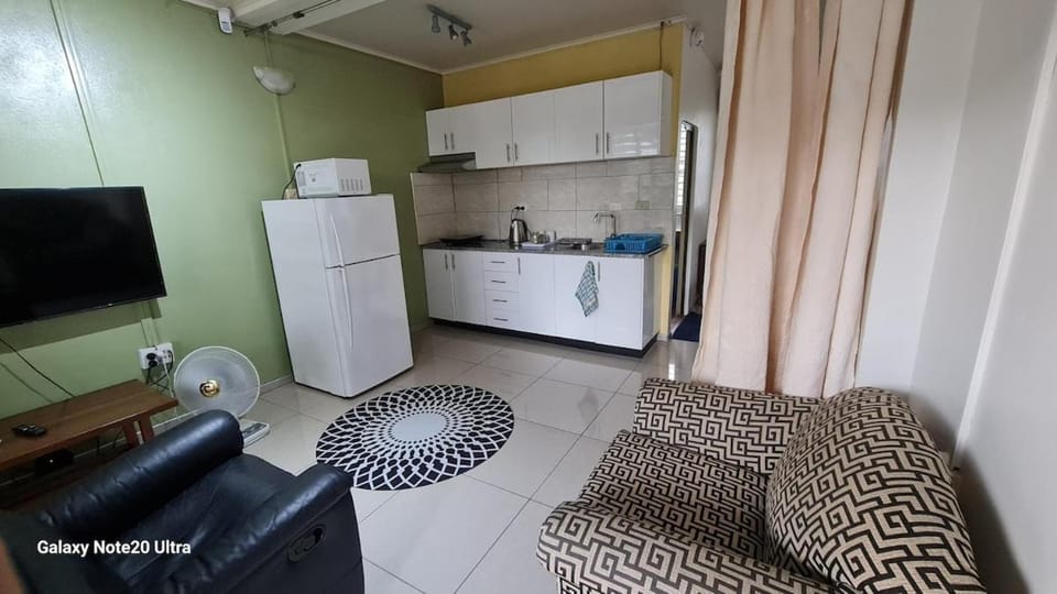 Kitchen or kitchenette, Seating area, stove