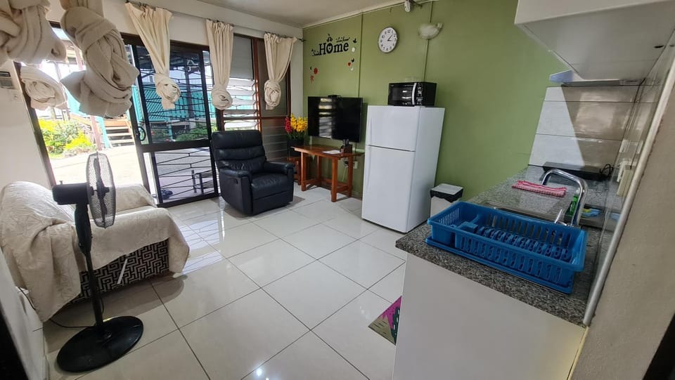 TV and multimedia, Kitchen or kitchenette, Living room, Seating area