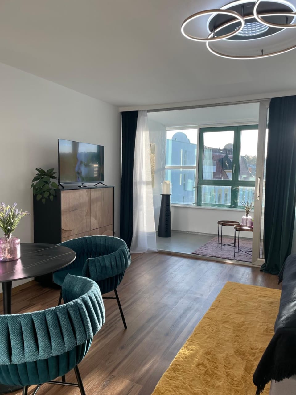 TV and multimedia, Living room, Seating area, Evening entertainment