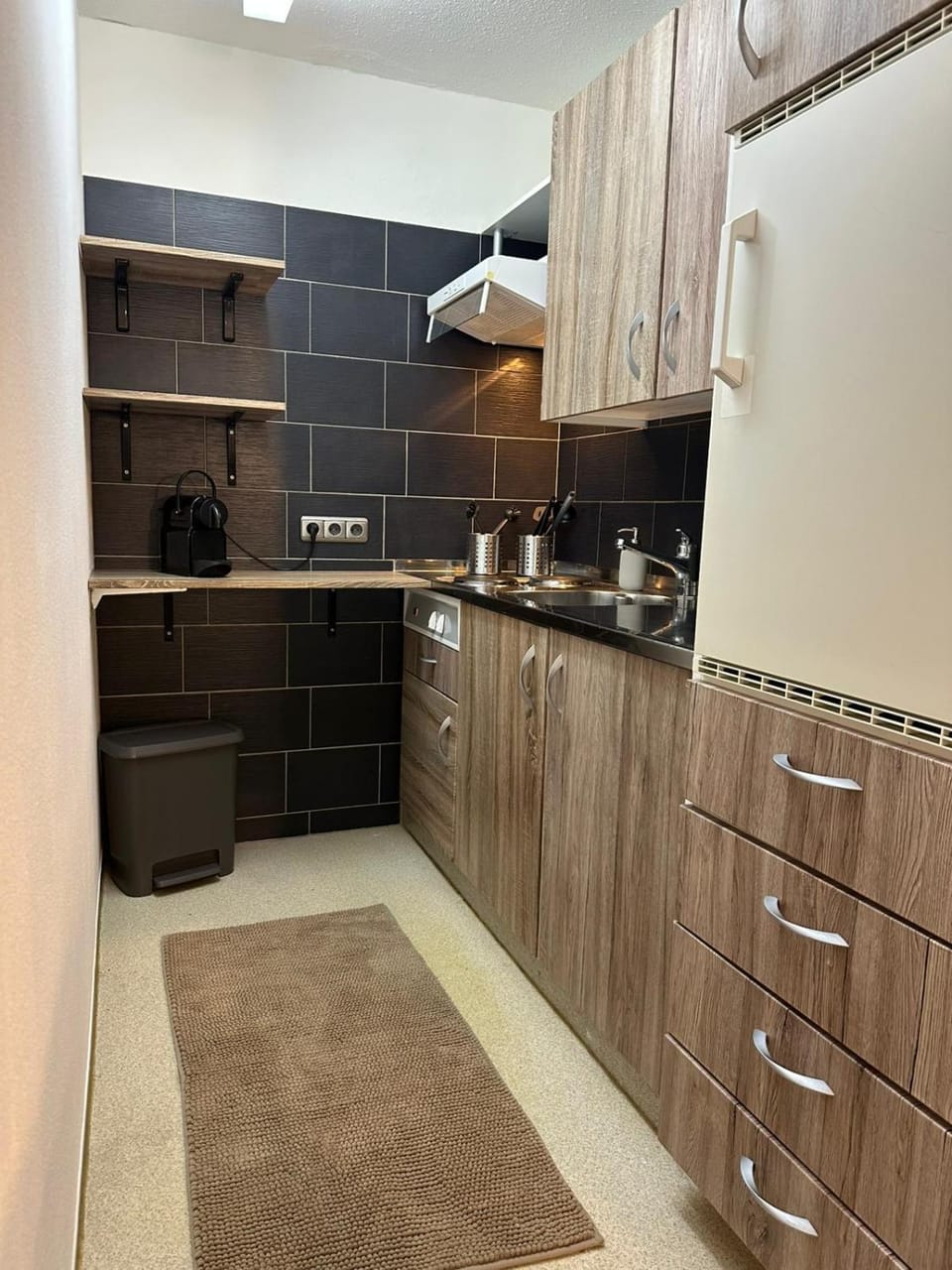 Coffee/tea facilities, Kitchen or kitchenette, microwave, stove, toaster, toaster, kitchen