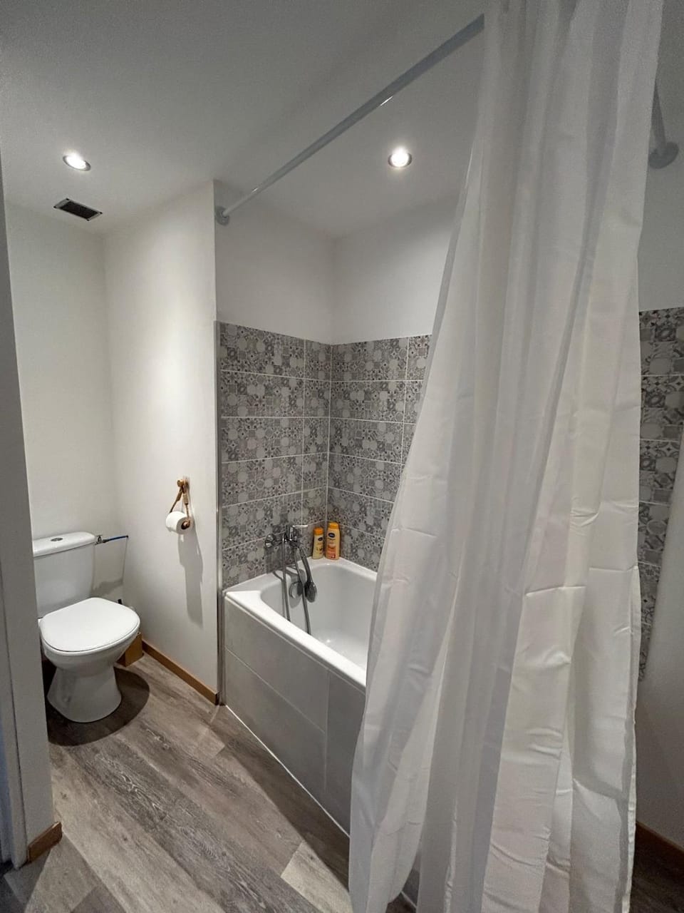 Shower, Toilet, Bathroom, Bath