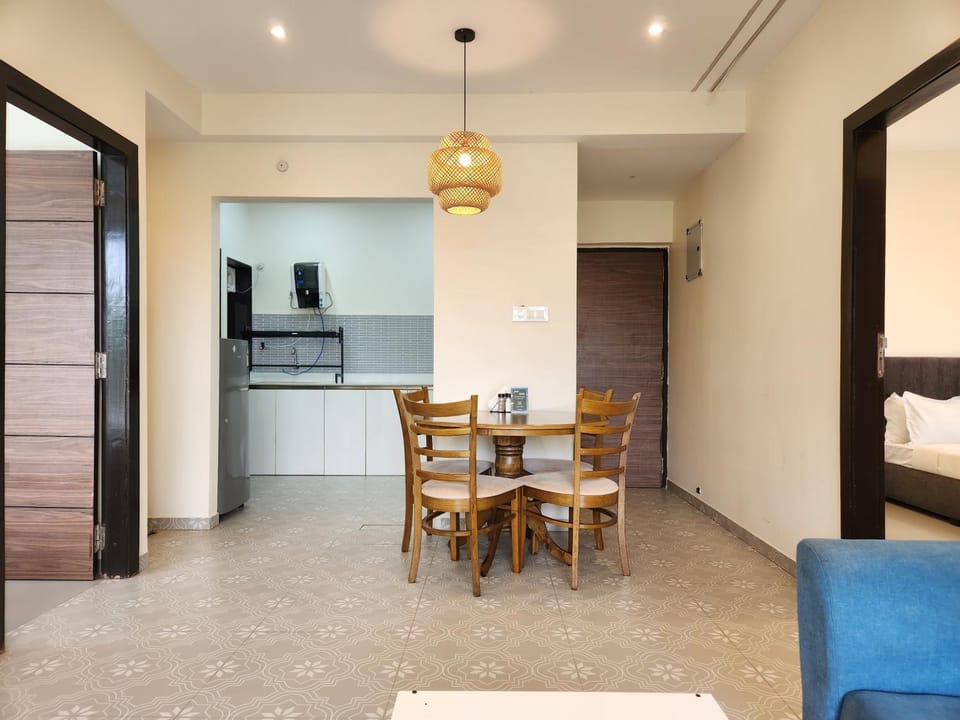 Kitchen or kitchenette, Dining area
