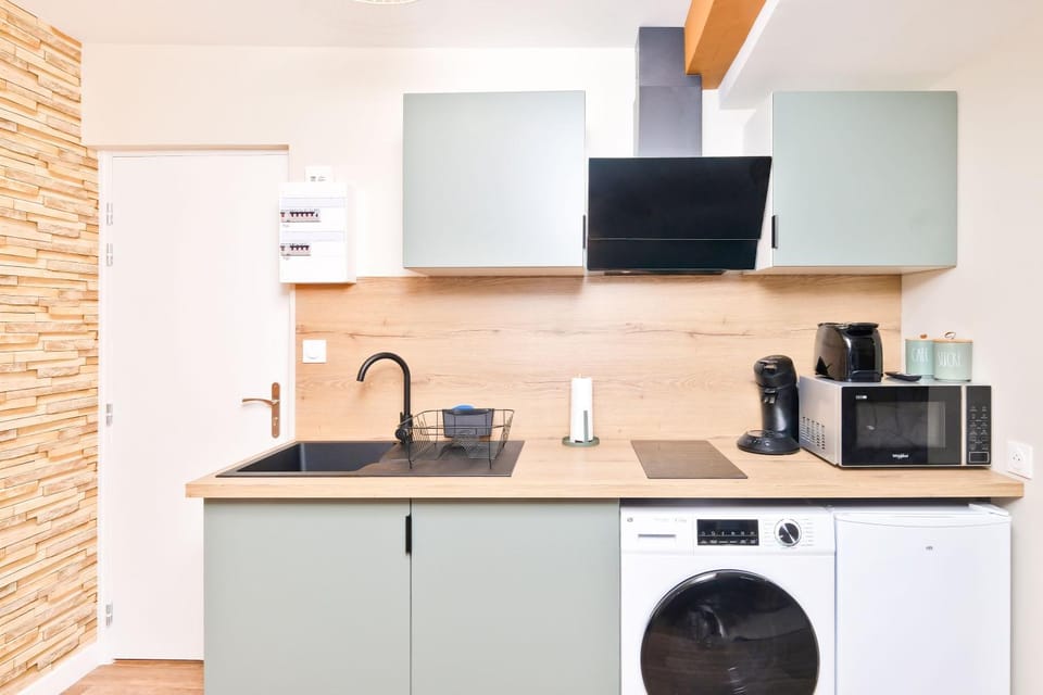 Coffee/tea facilities, Kitchen or kitchenette, dishwasher, oven, stove, toaster, washing machine