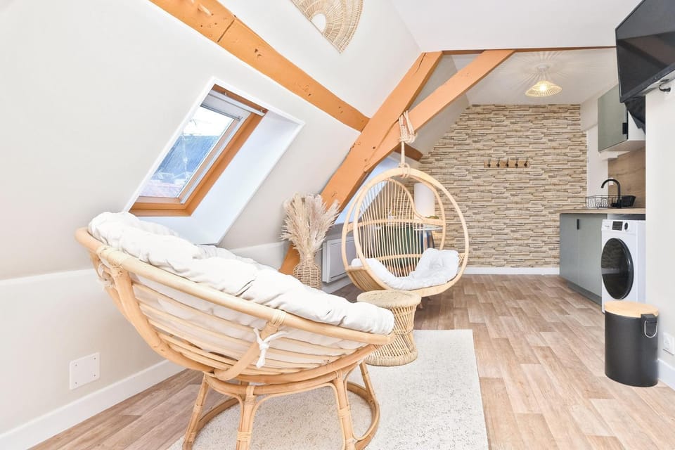 TV and multimedia, Kitchen or kitchenette, Living room, Seating area, air conditioner