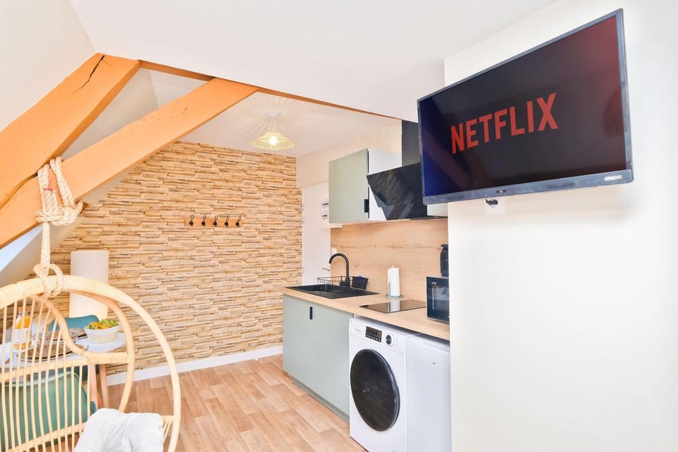 Communal lounge/ TV room, TV and multimedia, Kitchen or kitchenette, Dining area, oven, stove
