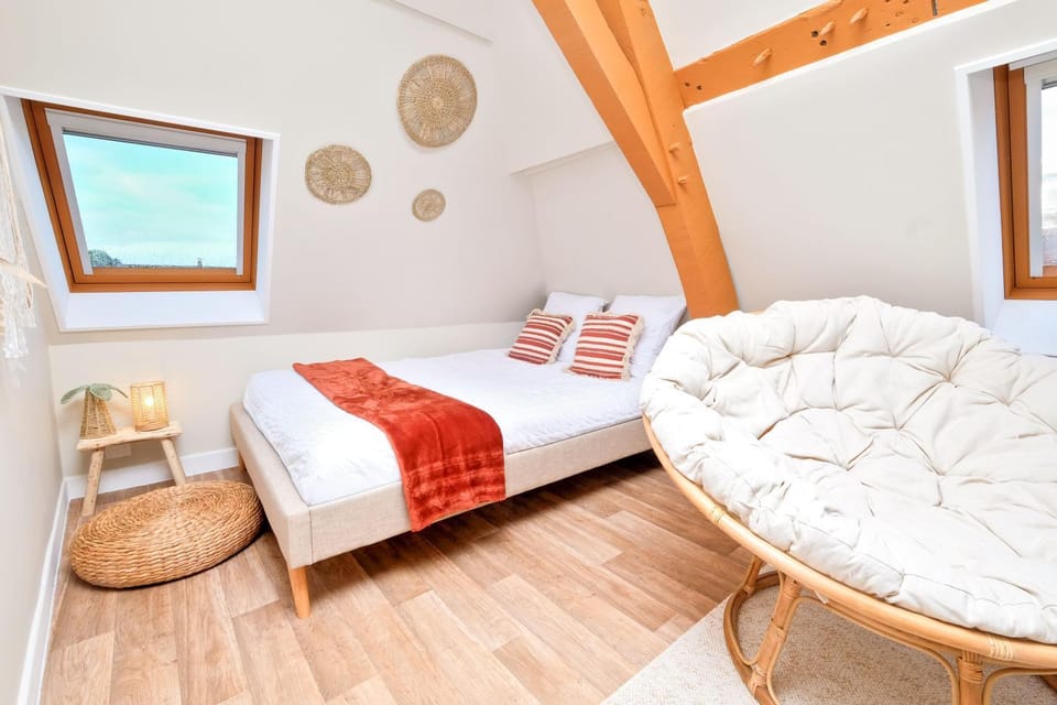 Bed, Living room, Photo of the whole room, Seating area, Bedroom