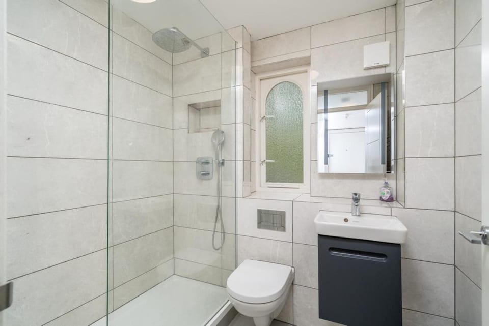 16 Guests, 4 Studios, Groups, Contractors, Stockwell SW9 Villa in London