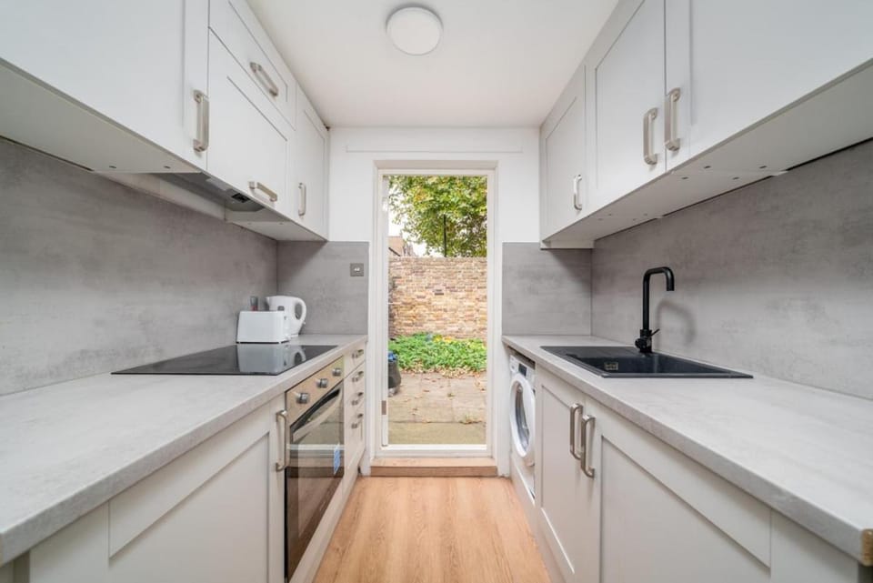 16 Guests, 4 Studios, Groups, Contractors, Stockwell SW9 Villa in London