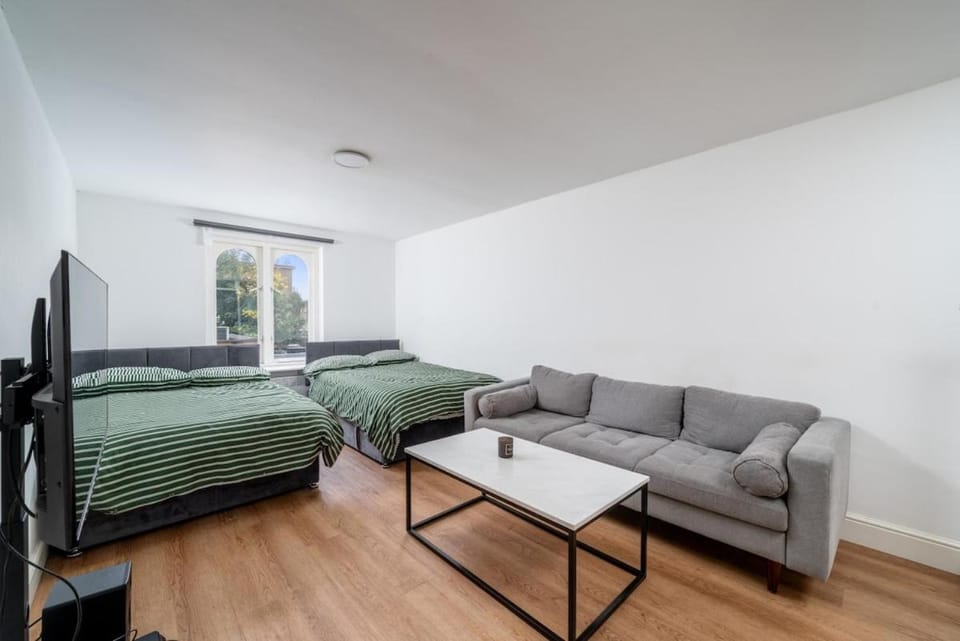 16 Guests, 4 Studios, Groups, Contractors, Stockwell SW9 Villa in London