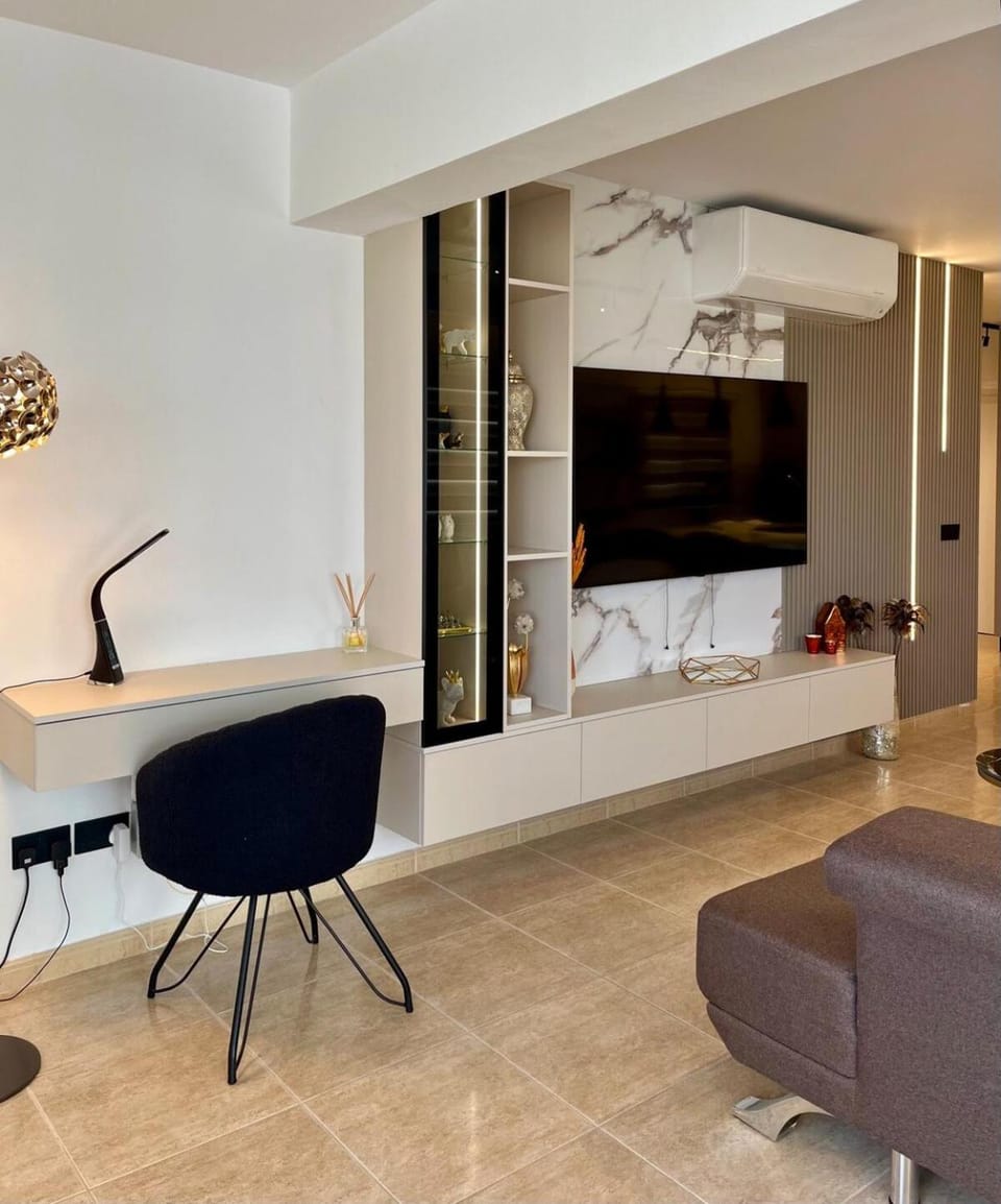 Communal lounge/ TV room, TV and multimedia, Living room, Seating area, Evening entertainment