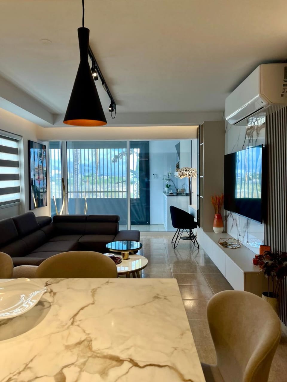 TV and multimedia, Living room, Seating area, Dining area