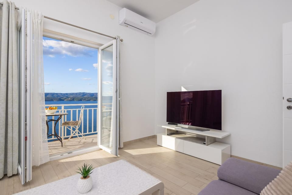TV and multimedia, View (from property/room), Balcony/Terrace, Evening entertainment, Sea view, air conditioner