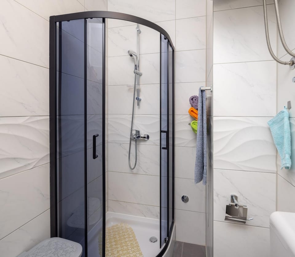 Shower, Toilet, Bathroom, towels