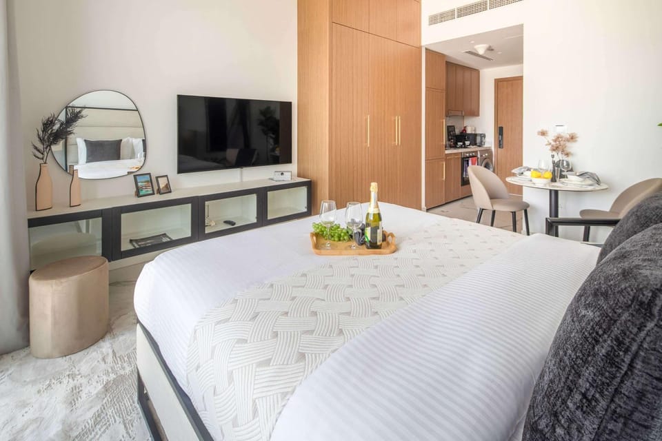 Bed, Kitchen or kitchenette, Dining area