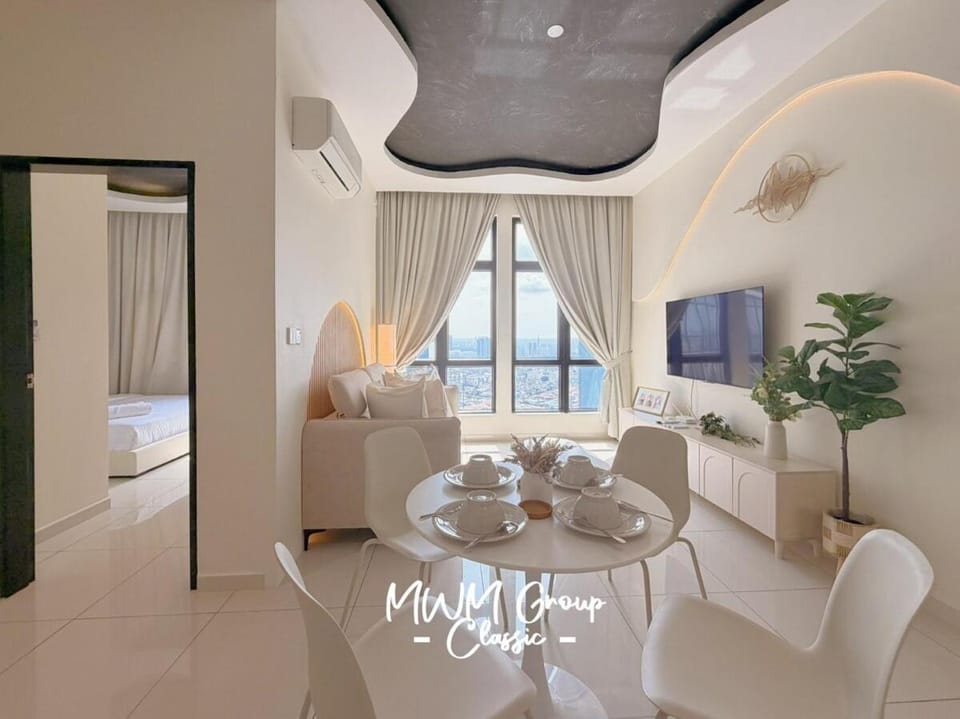 TV and multimedia, Living room, Photo of the whole room, Seating area, Dining area, Bedroom