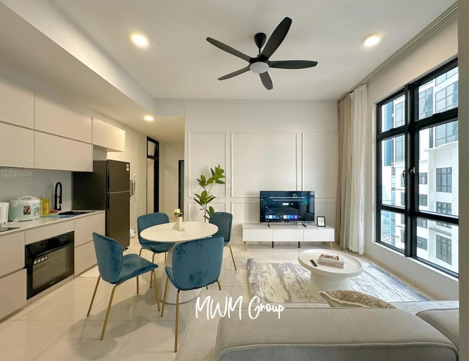 TV and multimedia, Kitchen or kitchenette, Living room, Seating area, Dining area