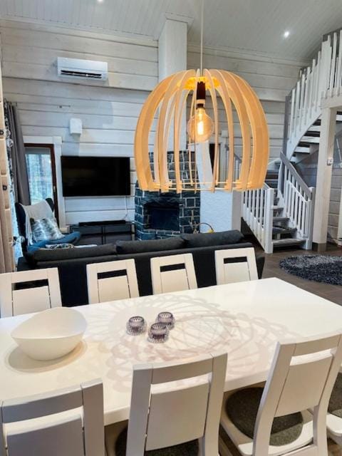 Seating area, Dining area