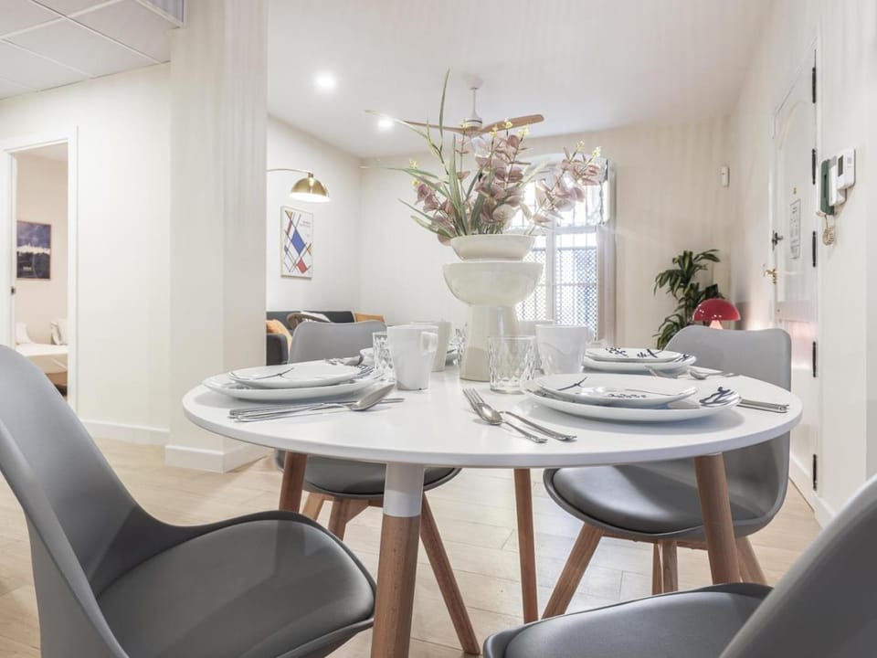 Minimalismo de Vanguardia altas calidades 2 HAB 2 Baños Apartment in Seville